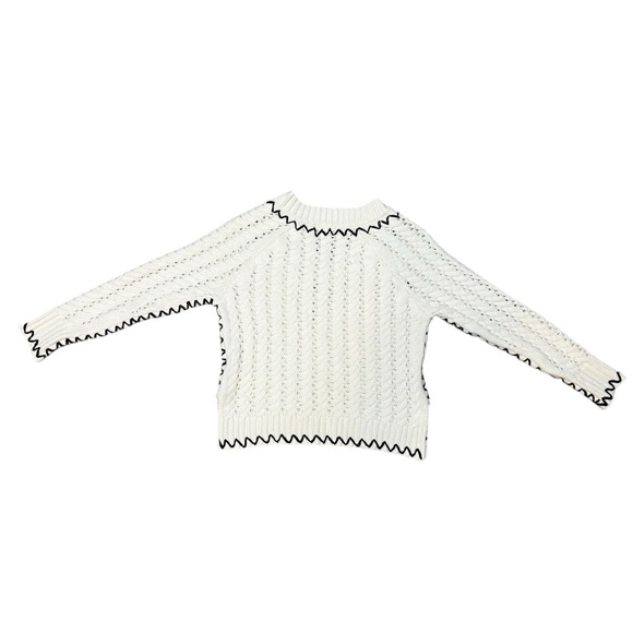 Elegant V-Neck Sweater with Black Accents - Picture 3 of 10